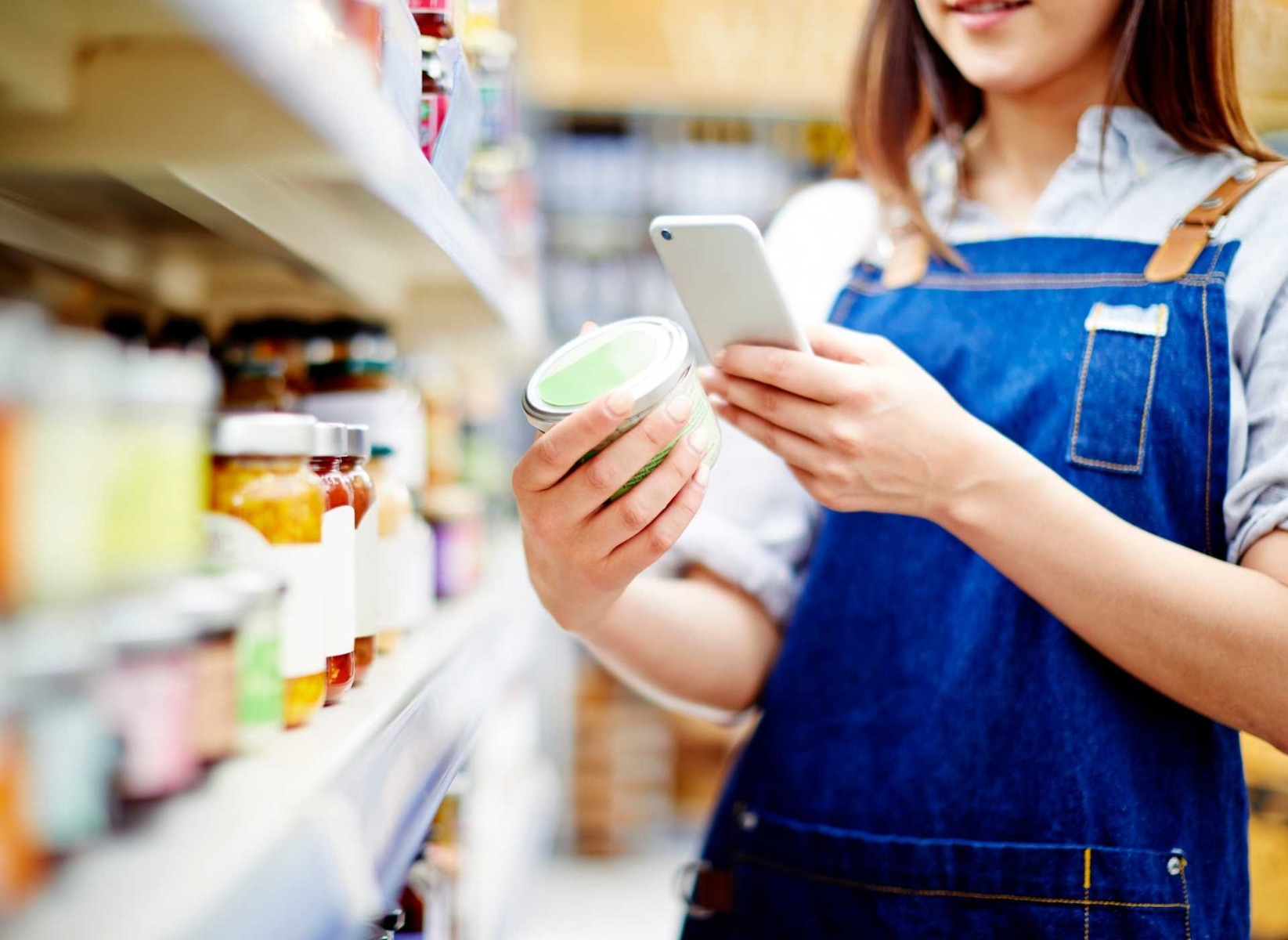 Smart labels deli owner scanning the food through her smartphone